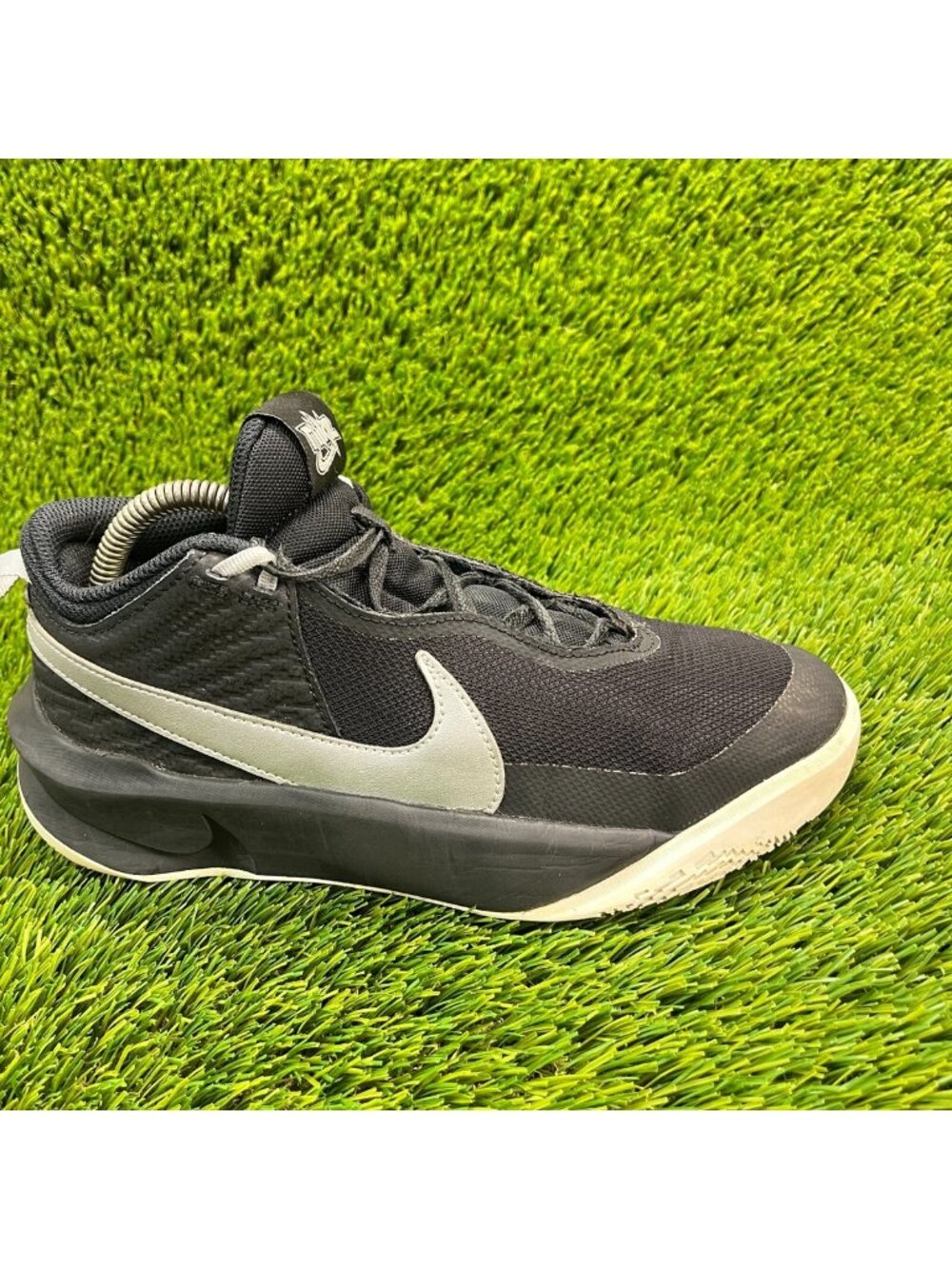 Nike Team Hustle D10 Boys Size 6Y Black White Walking‎ Basketball Shoes Sneakers